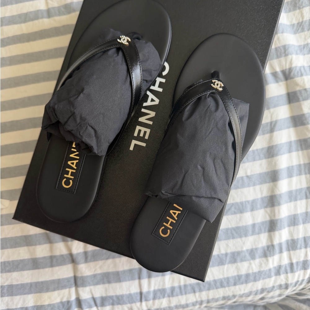 CHANEL Black Leather CC Logo Thong Sandals